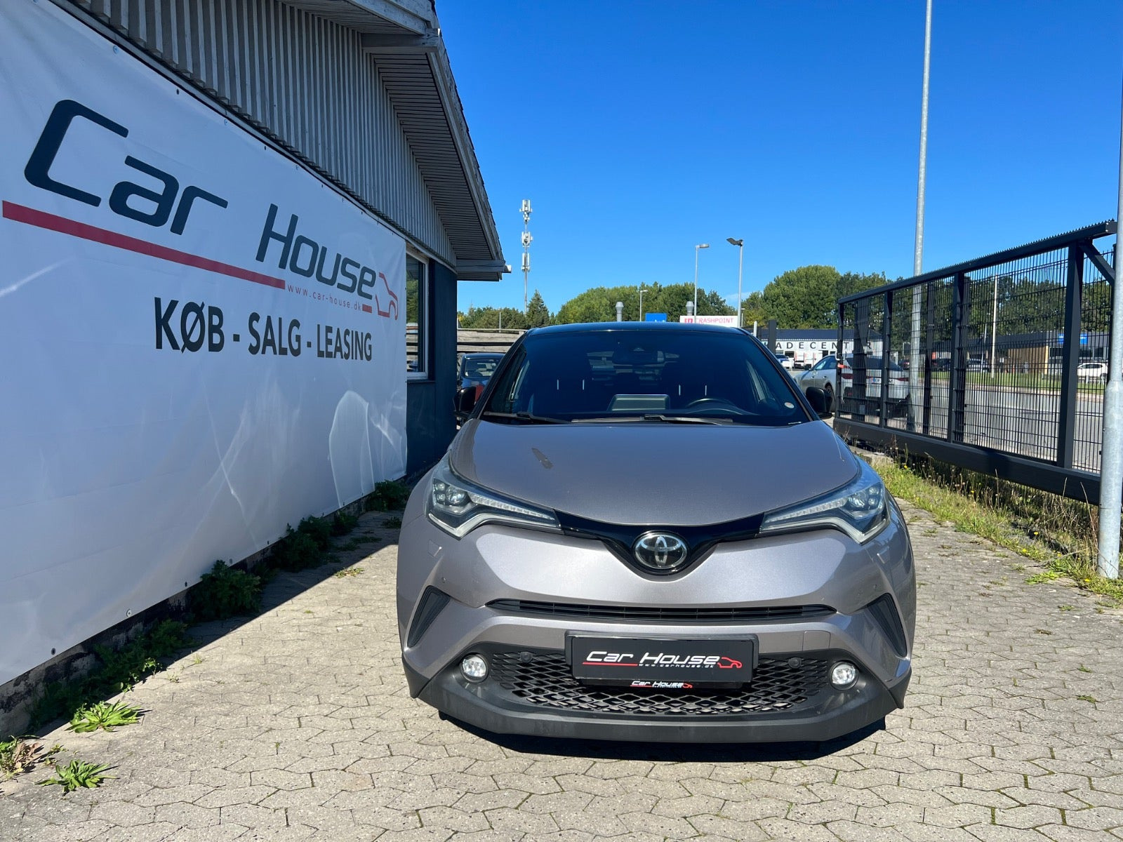 Grå Toyota C-HR fra 2016