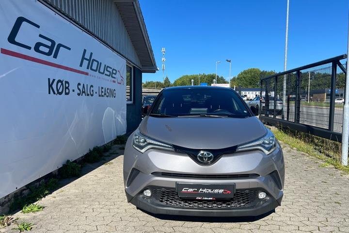 Grå Toyota C-HR fra 2016