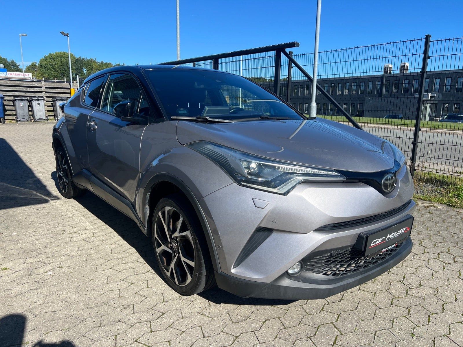 Grå Toyota C-HR fra 2016