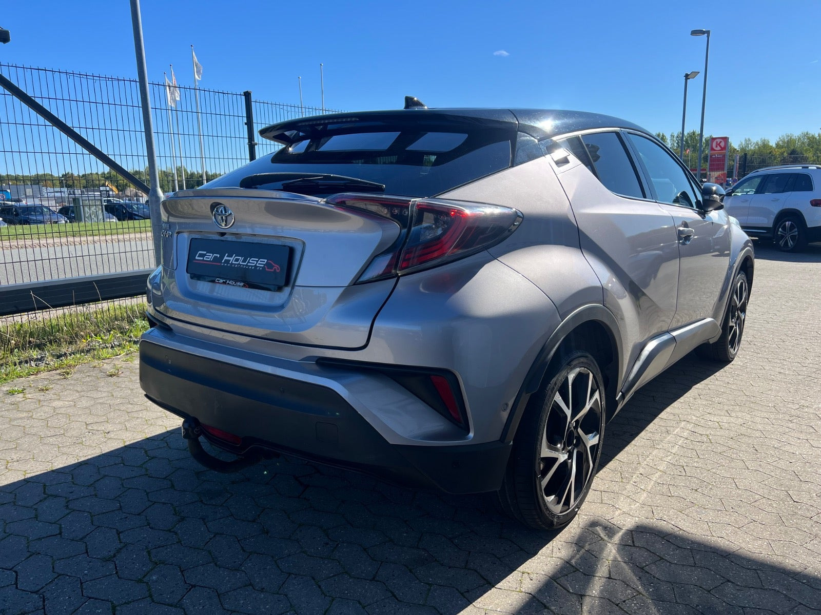 Grå Toyota C-HR fra 2016