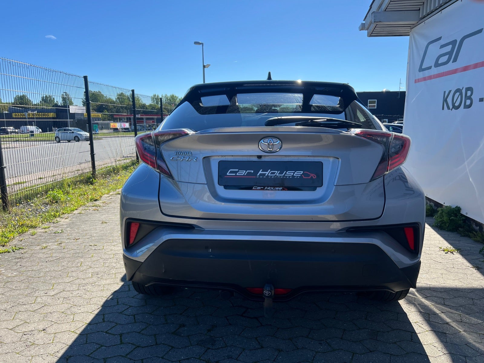 Grå Toyota C-HR fra 2016