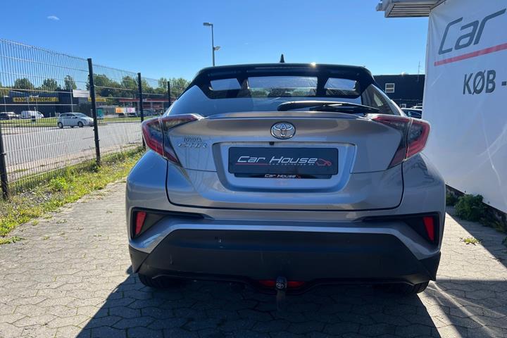Grå Toyota C-HR fra 2016