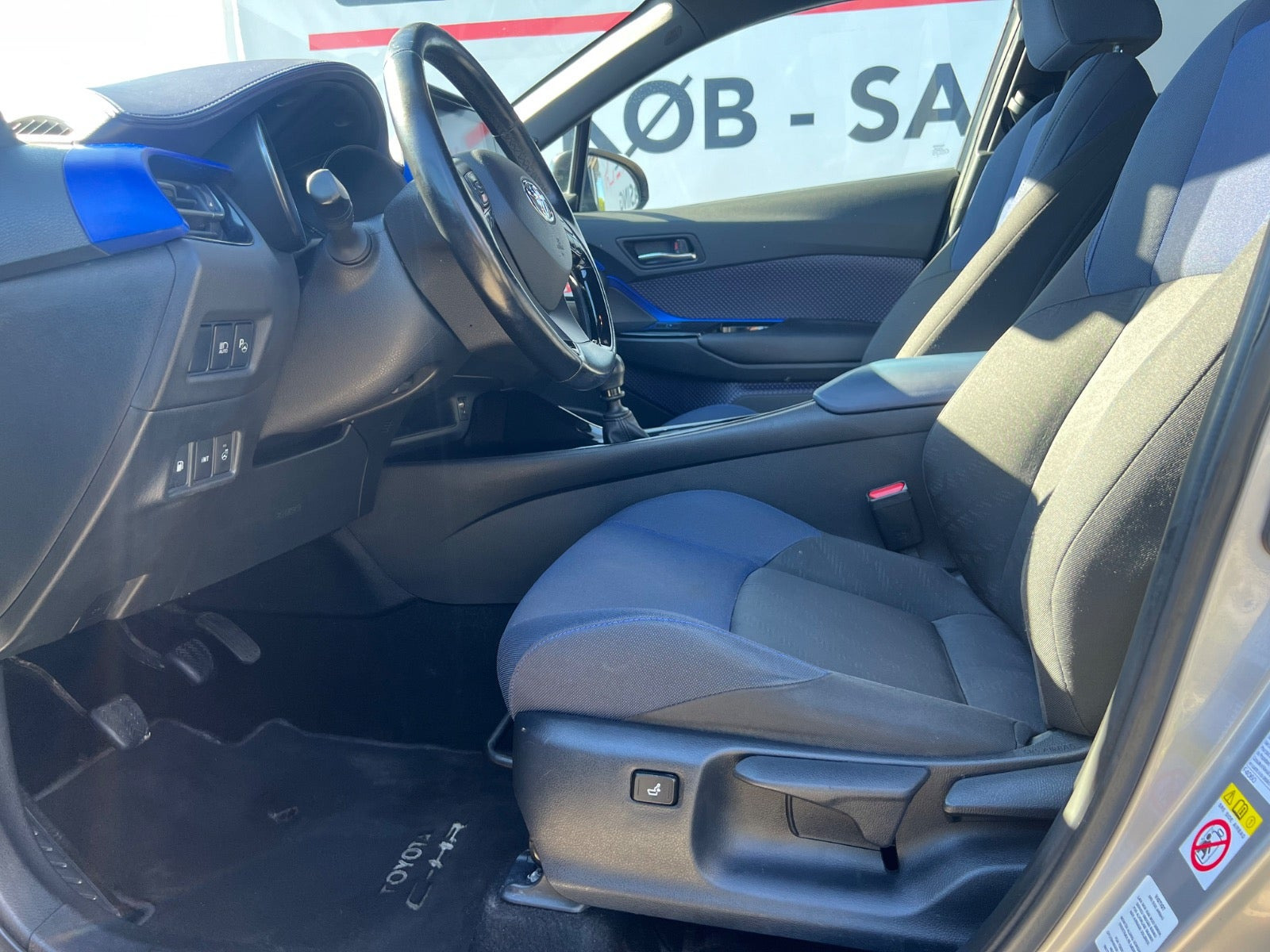 Grå Toyota C-HR fra 2016
