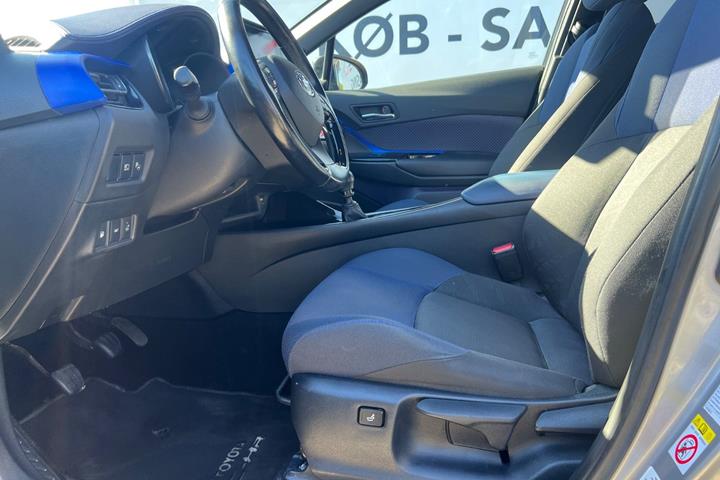 Grå Toyota C-HR fra 2016