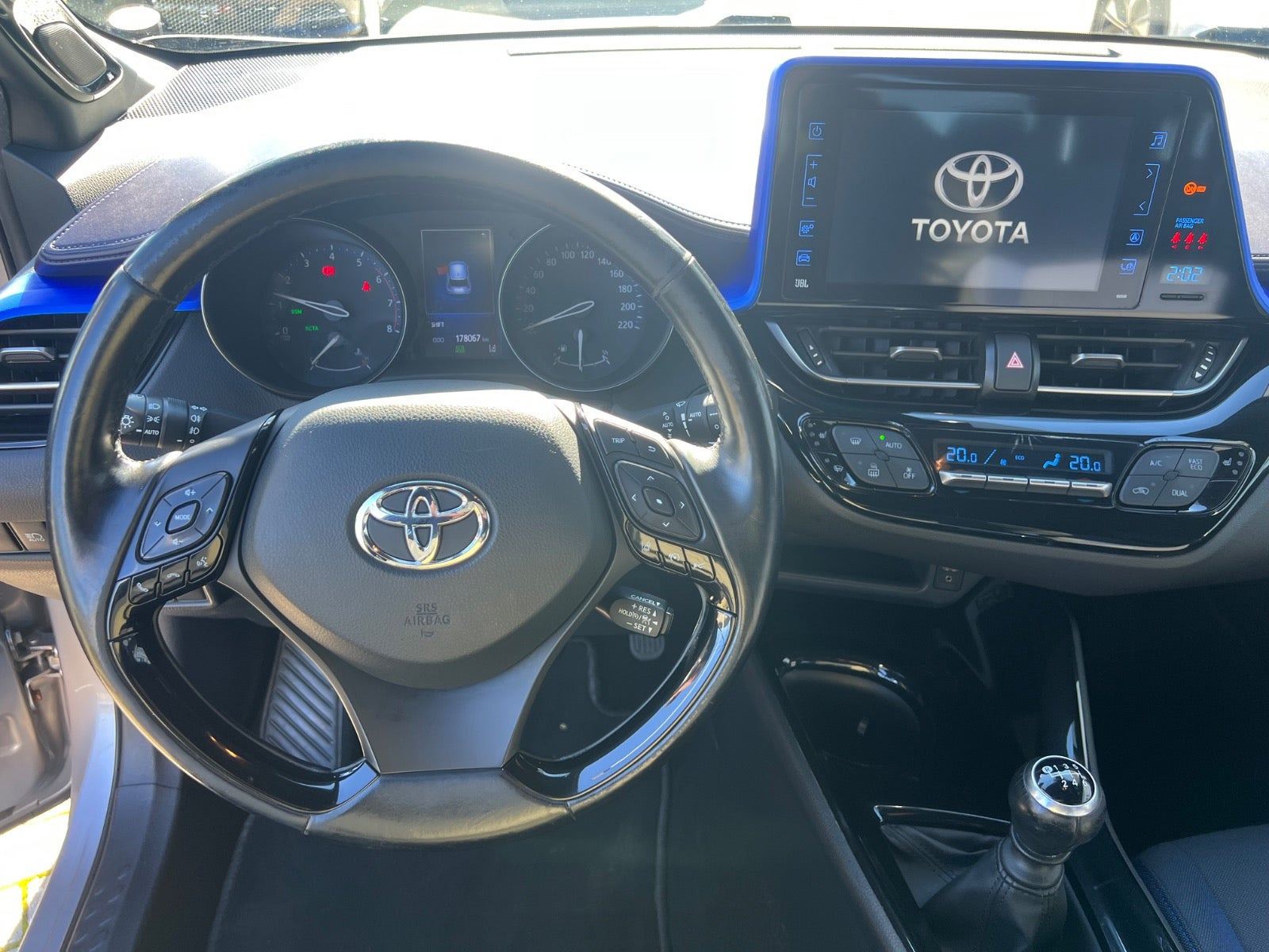 Grå Toyota C-HR fra 2016