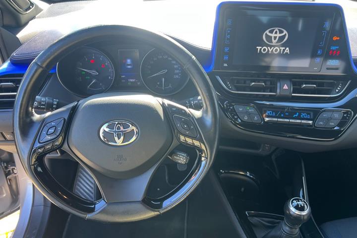 Grå Toyota C-HR fra 2016
