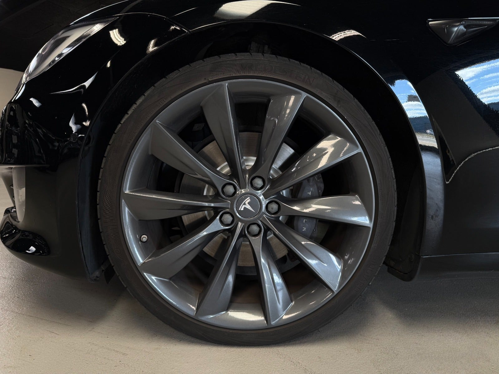 Sort Tesla Model S fra 2020