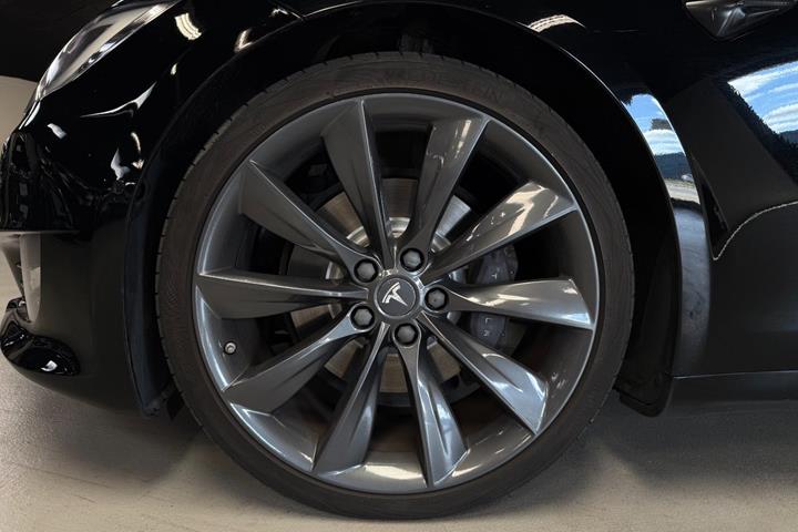 Sort Tesla Model S fra 2020