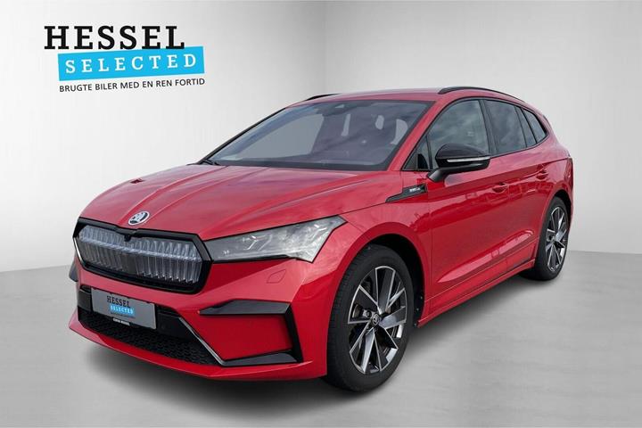 Rød Skoda Enyaq fra 2024 set udefra