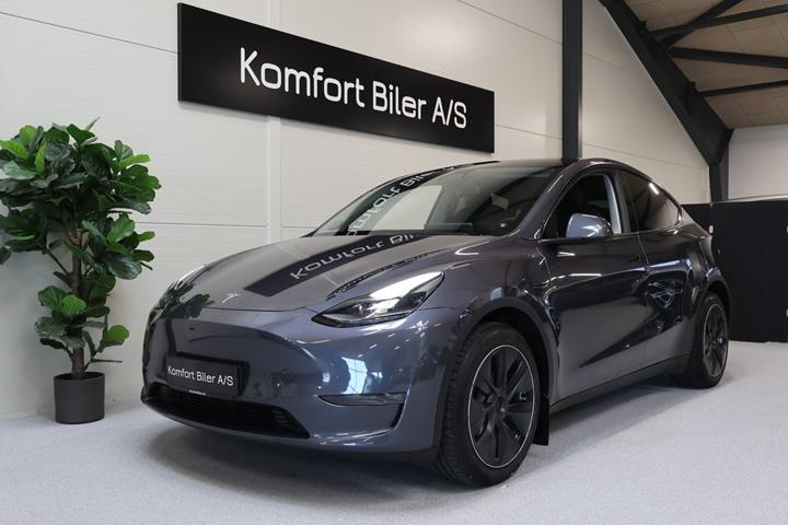 Grå Tesla Model Y fra 2022