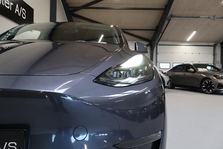 Grå Tesla Model Y fra 2022