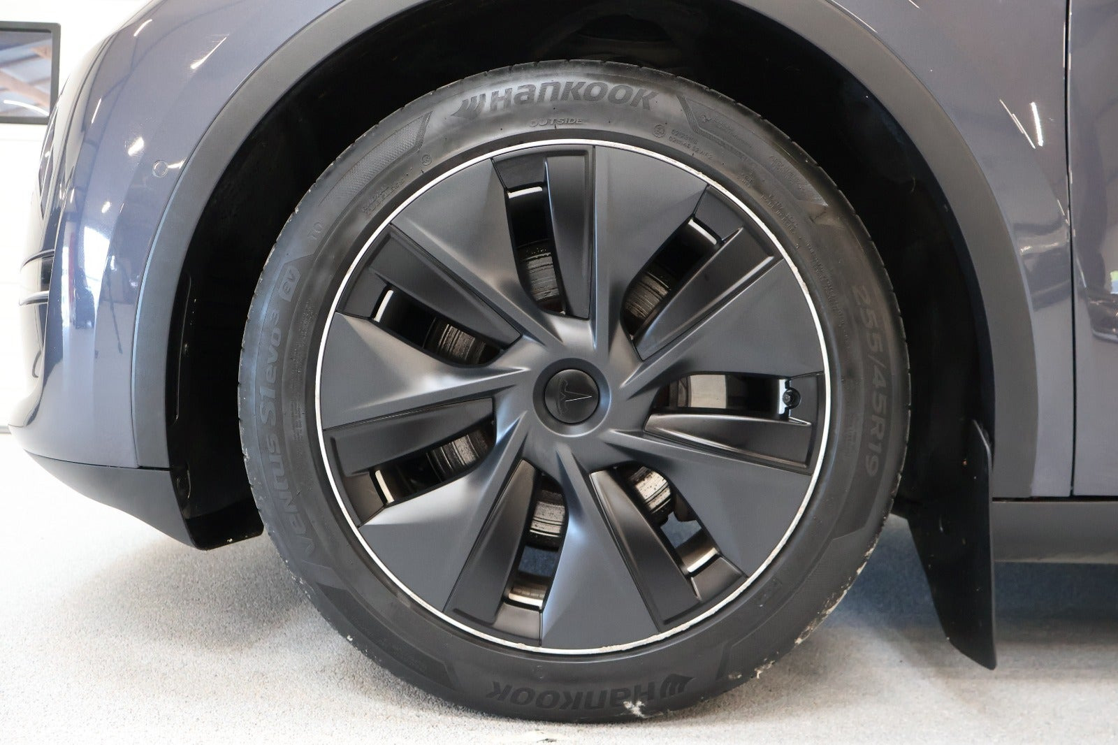 Grå Tesla Model Y fra 2022