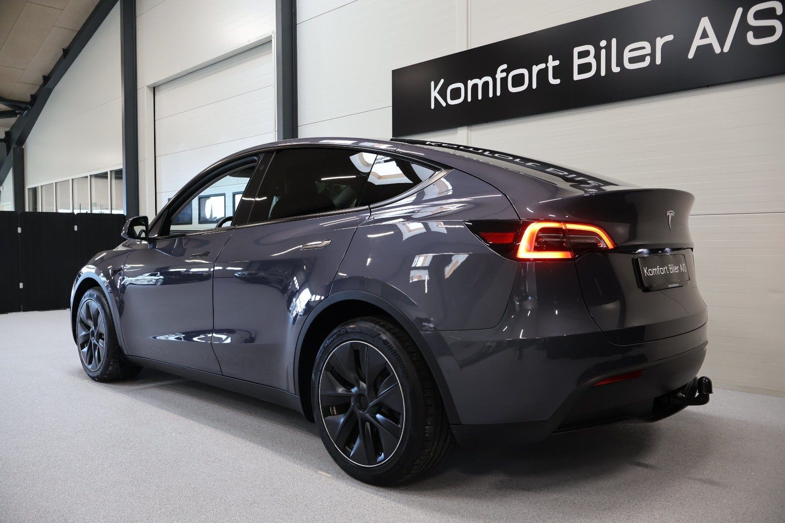 Grå Tesla Model Y fra 2022