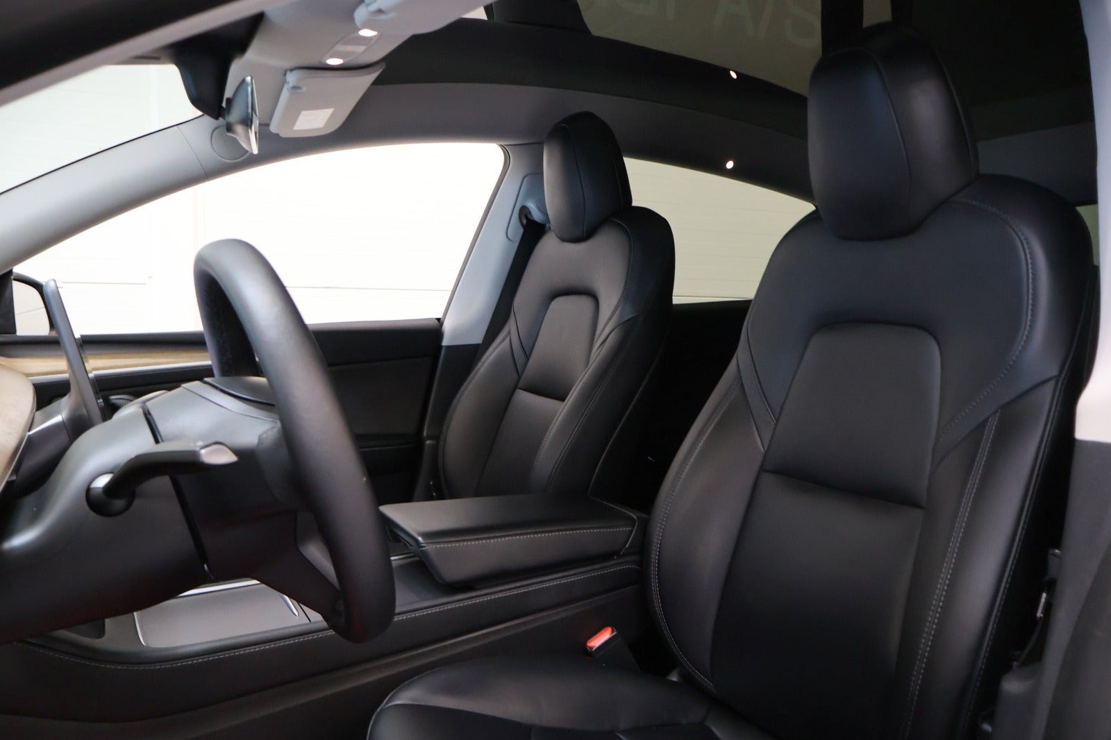 Grå Tesla Model Y fra 2022