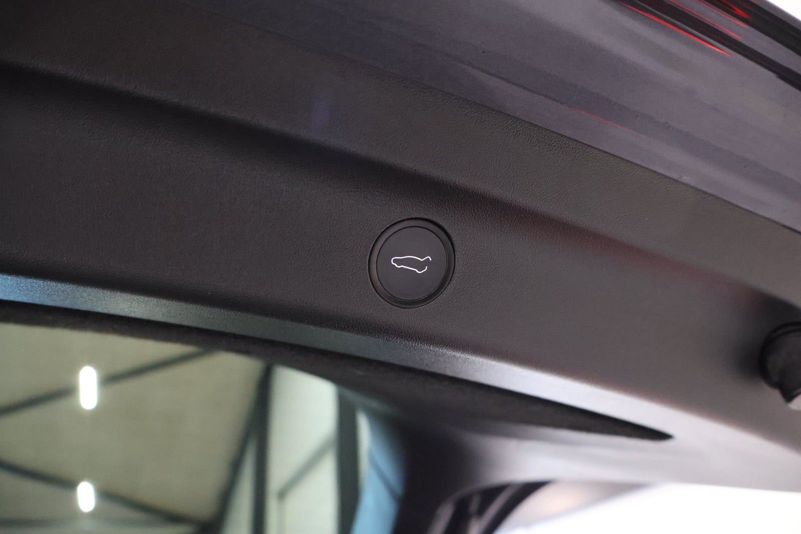 Grå Tesla Model Y fra 2022