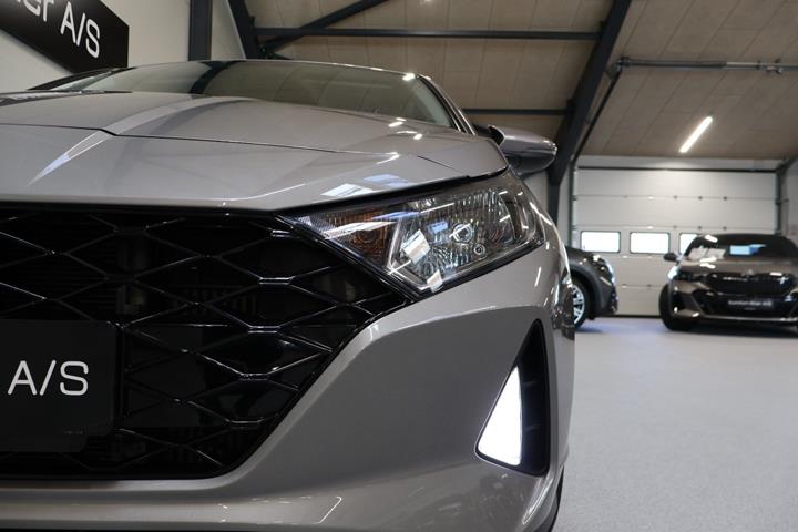 Sølv Hyundai i20 fra 2022