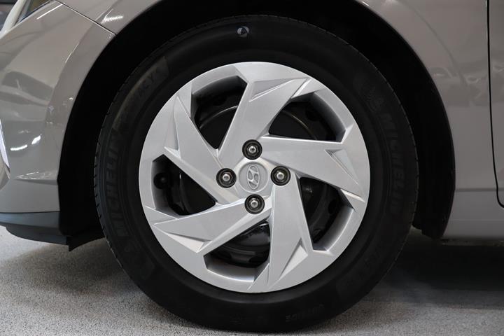 Sølv Hyundai i20 fra 2022
