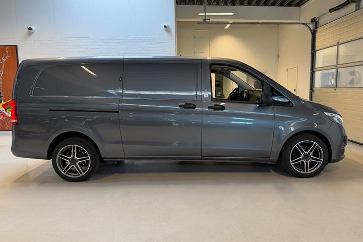 Grå Mercedes Vito 116 fra 2022