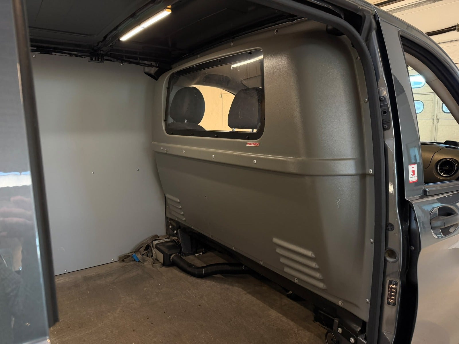 Grå Mercedes Vito 116 fra 2022