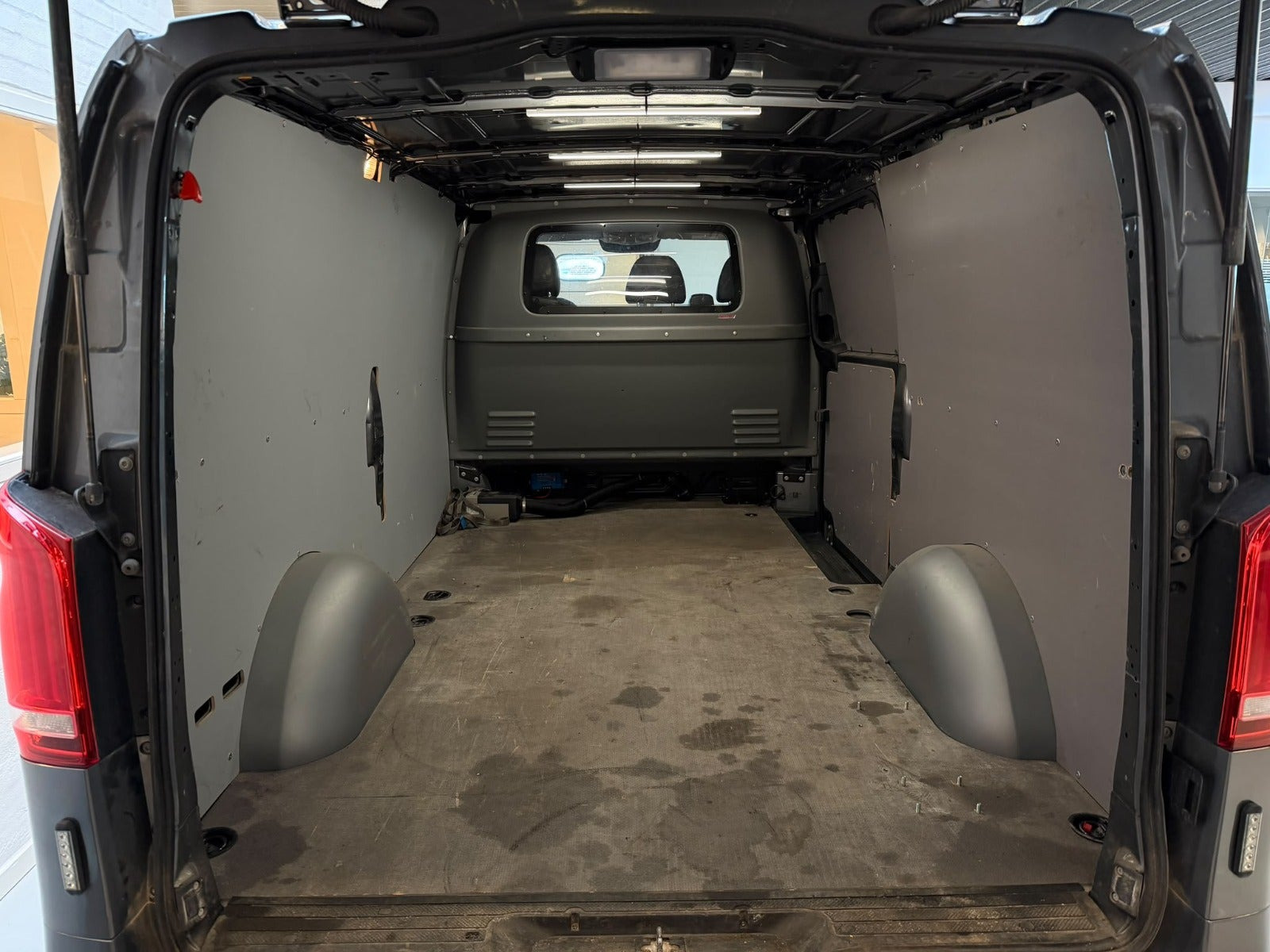 Grå Mercedes Vito 116 fra 2022