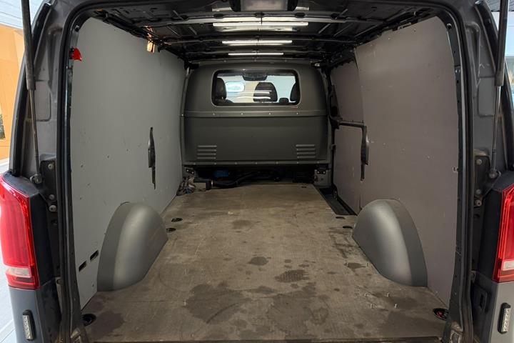 Grå Mercedes Vito 116 fra 2022