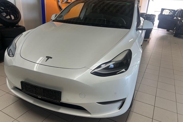Hvid Tesla Model Y fra 2022