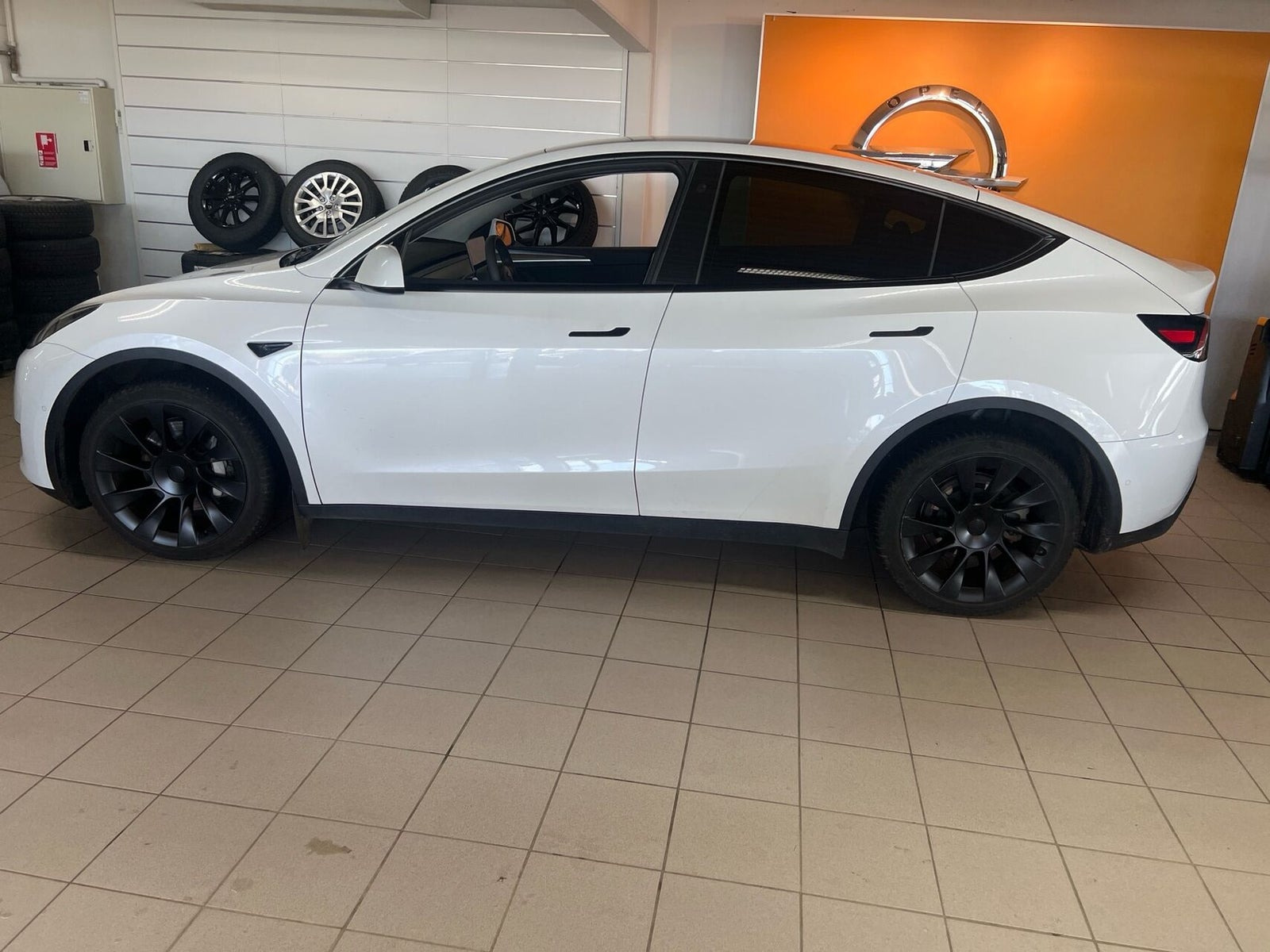 Hvid Tesla Model Y fra 2022