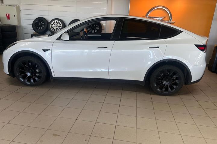 Hvid Tesla Model Y fra 2022