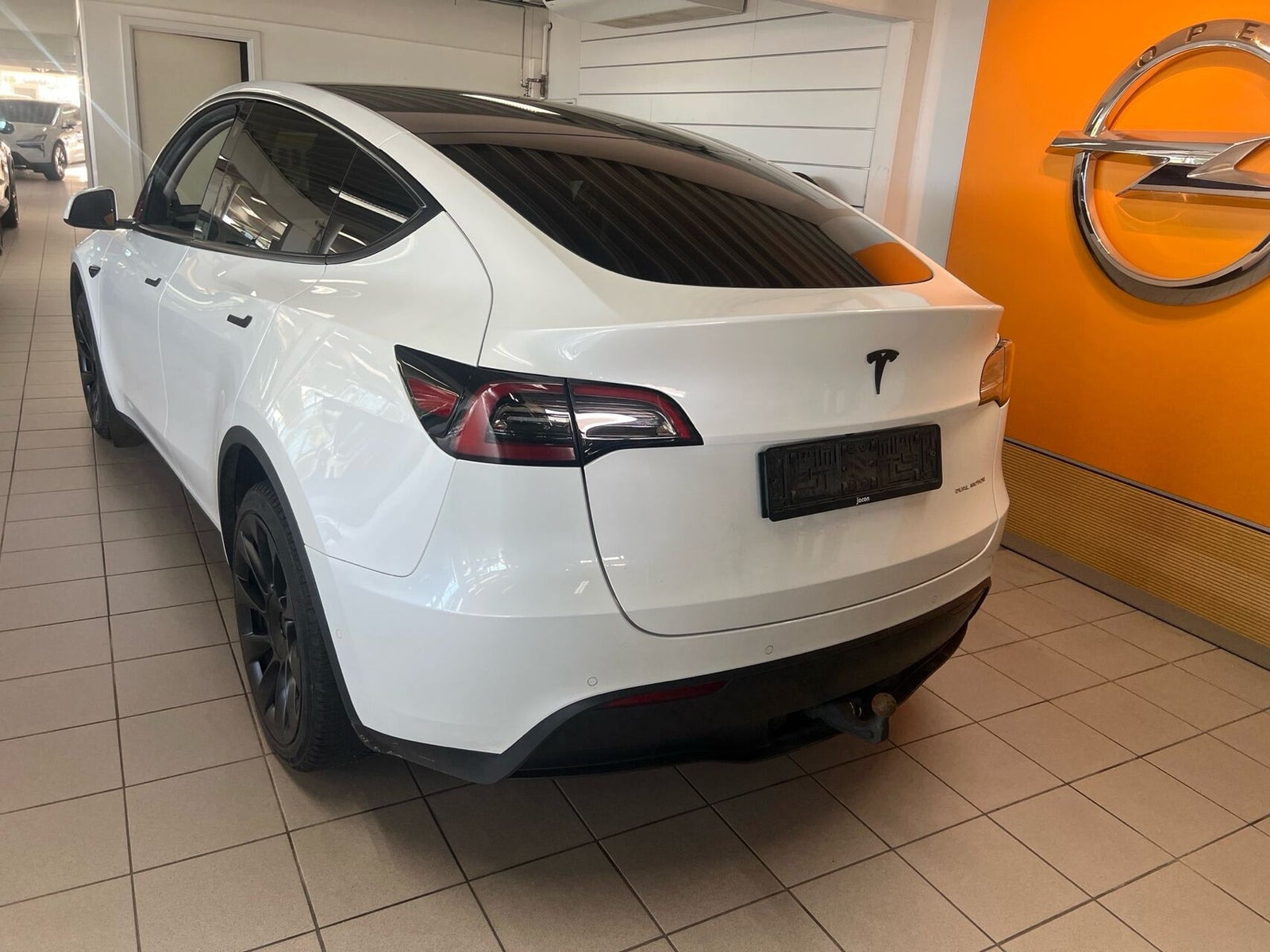 Hvid Tesla Model Y fra 2022
