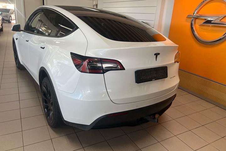 Hvid Tesla Model Y fra 2022