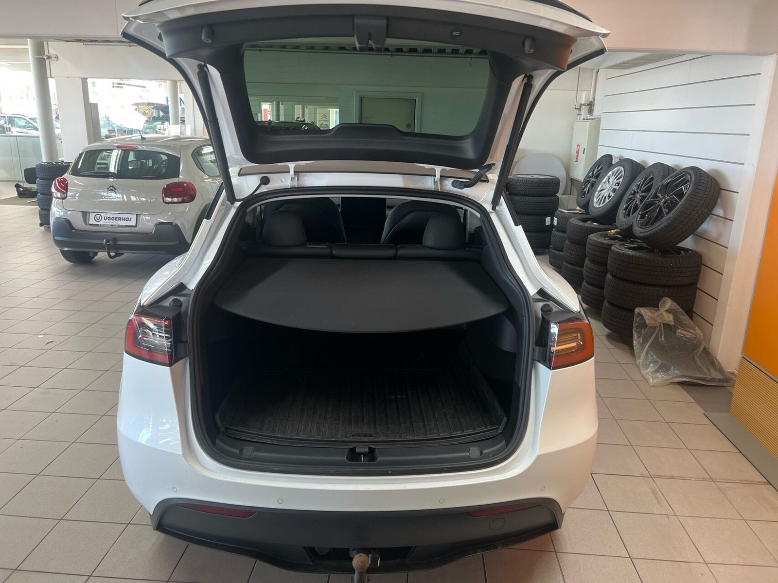 Hvid Tesla Model Y fra 2022