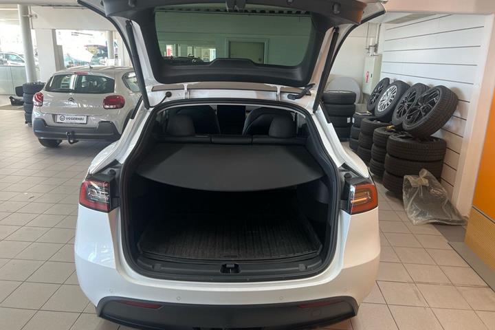 Hvid Tesla Model Y fra 2022