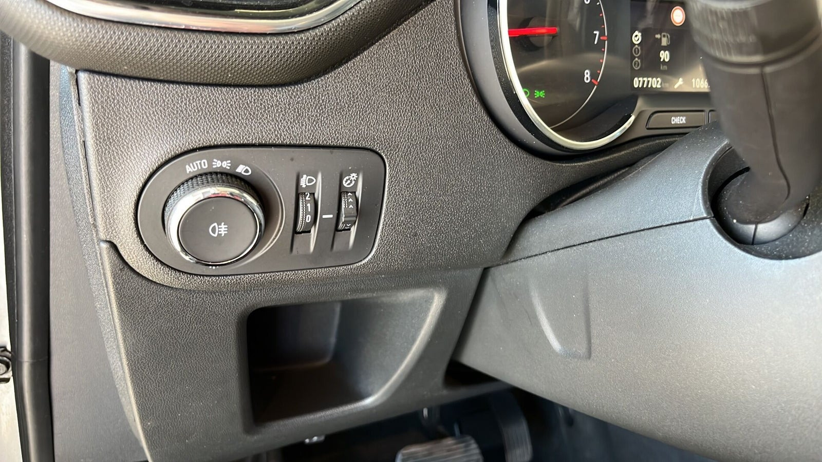 Grå Opel Crossland X fra 2018