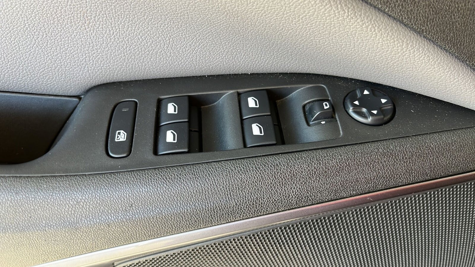 Grå Opel Crossland X fra 2018