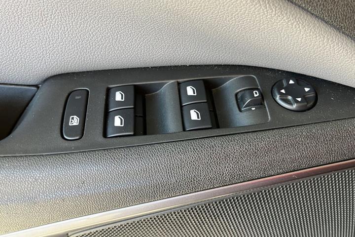 Grå Opel Crossland X fra 2018