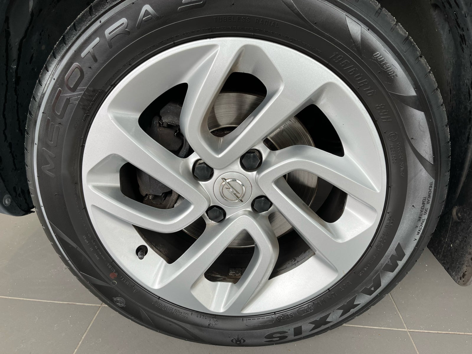 Grå Opel Crossland X fra 2018
