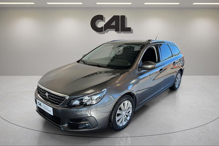 Sølv Peugeot 308 fra 2020 set udefra