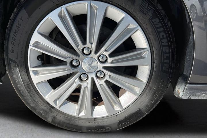 Sølv Peugeot 308 fra 2020
