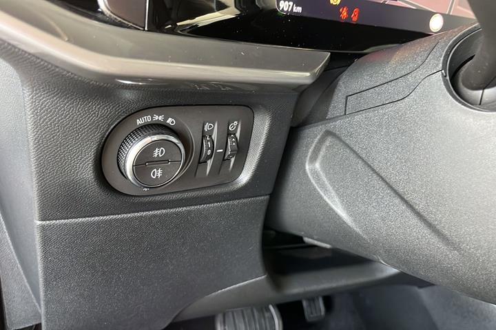 Hvid Opel Mokka-e fra 2024