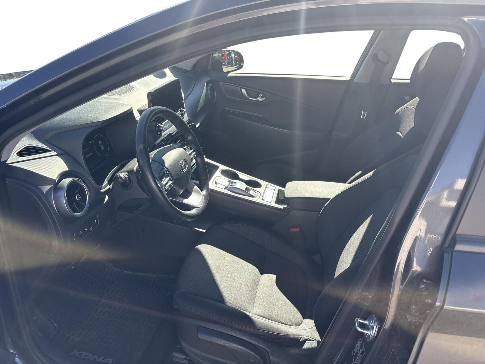 Grå Hyundai Kona fra 2023