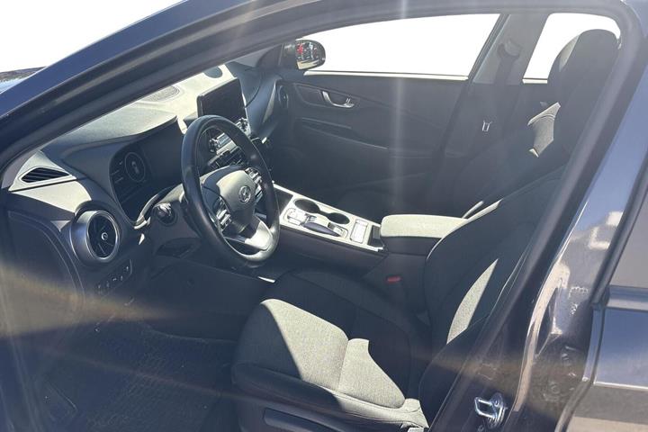 Grå Hyundai Kona fra 2023