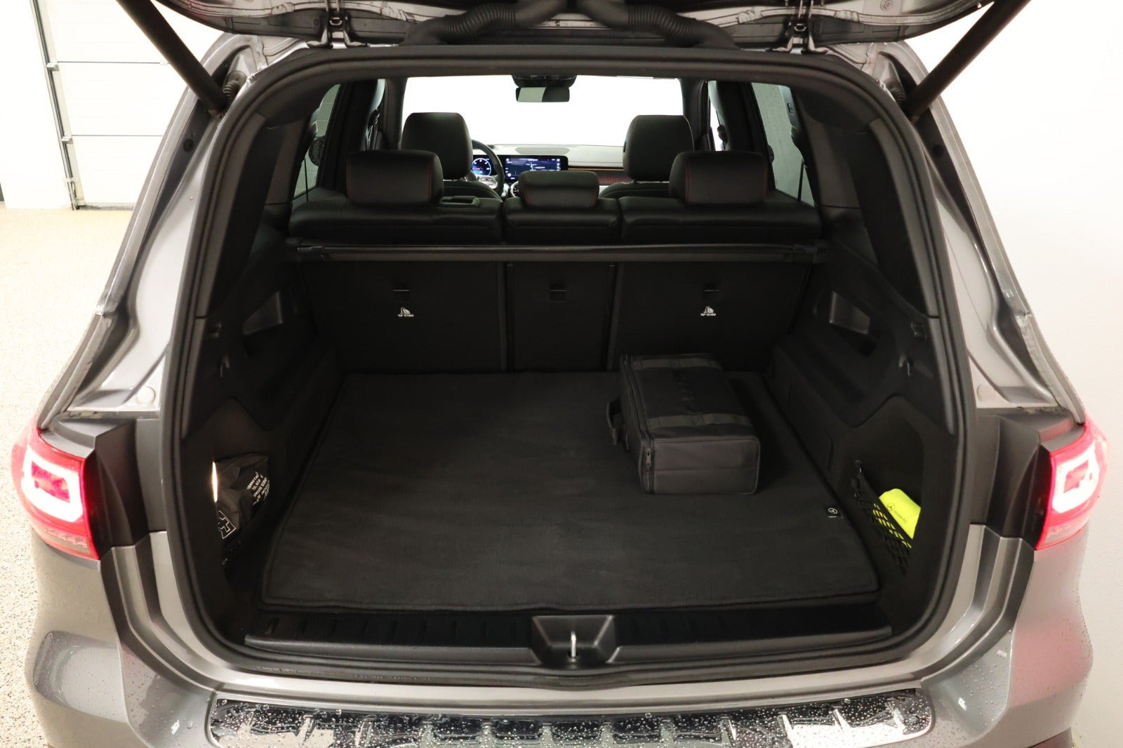 Sort Mercedes EQB350 fra 2022