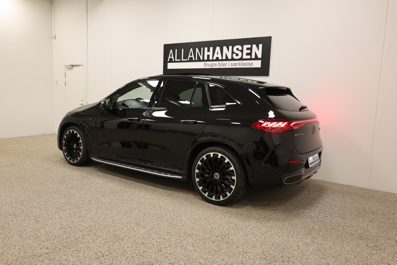 Sort Mercedes EQE43 SUV fra 2023