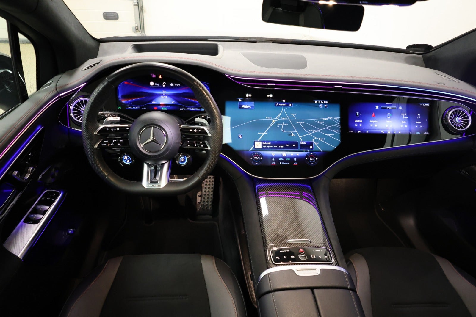 Sort Mercedes EQE43 SUV fra 2023