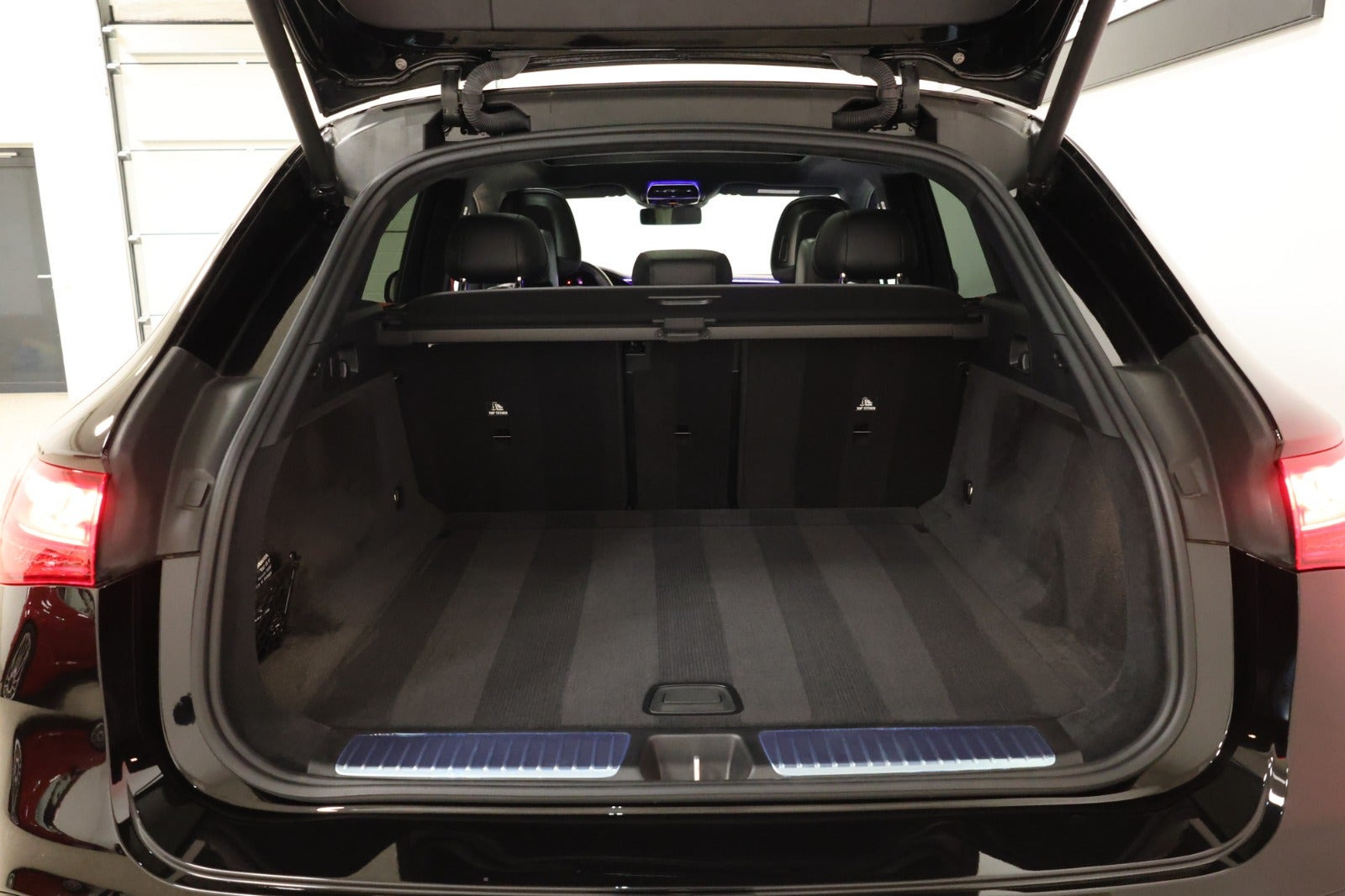 Sort Mercedes EQE43 SUV fra 2023