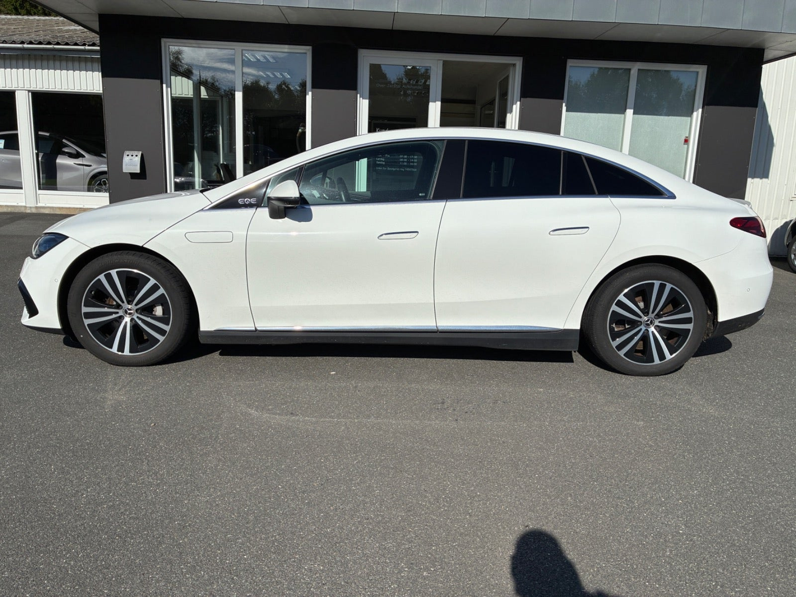 Hvid Mercedes EQE300 fra 2023
