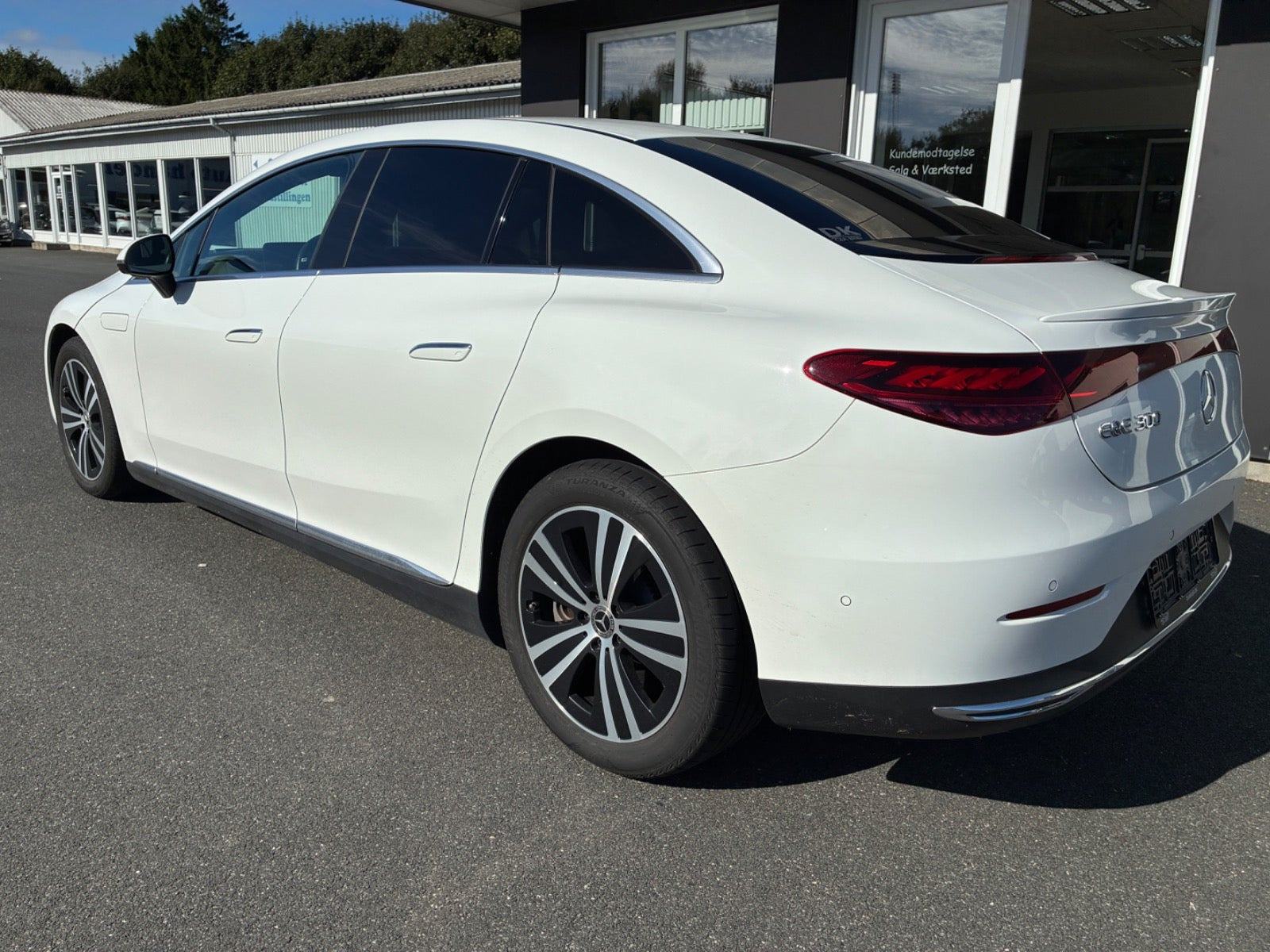 Hvid Mercedes EQE300 fra 2023