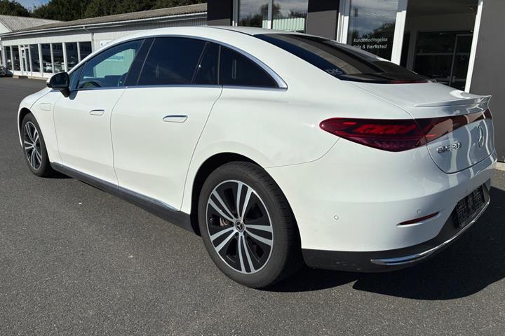 Hvid Mercedes EQE300 fra 2023
