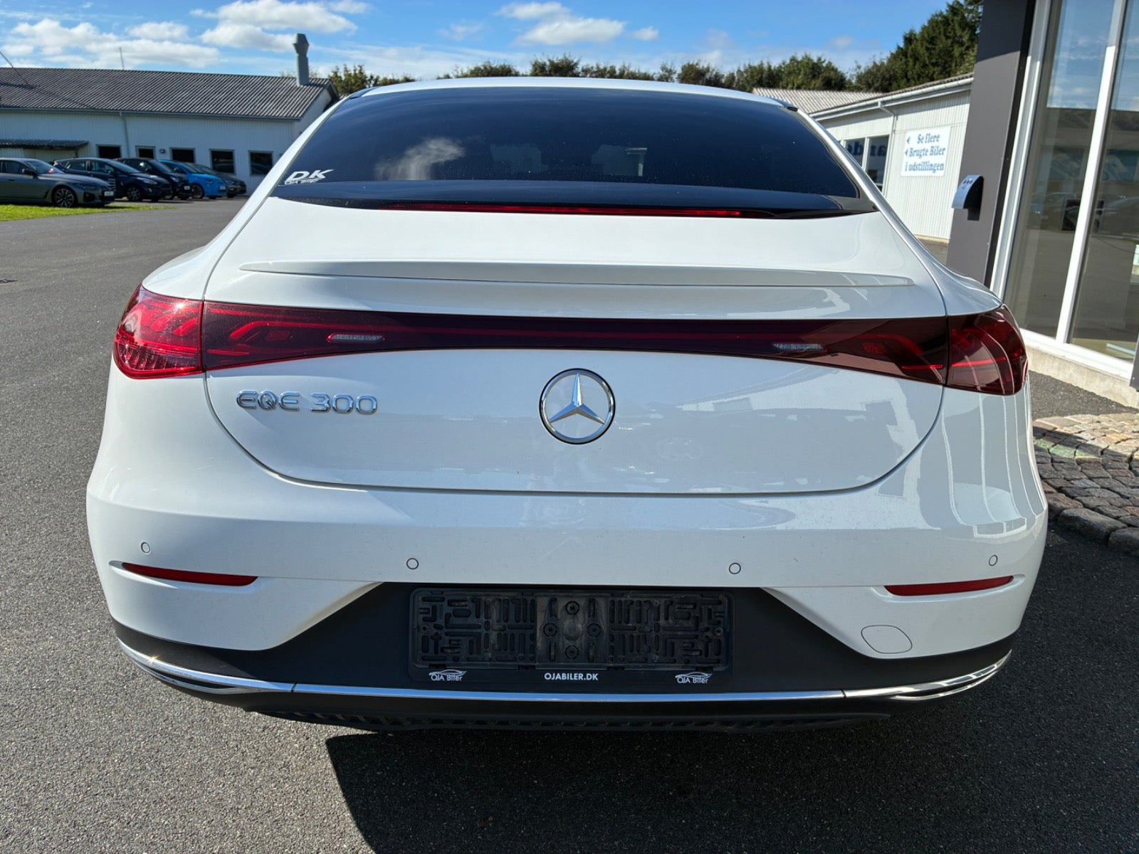 Hvid Mercedes EQE300 fra 2023