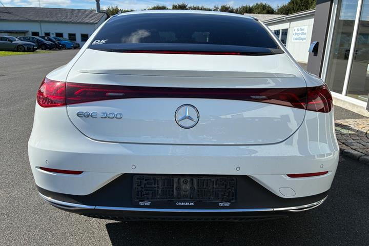 Hvid Mercedes EQE300 fra 2023